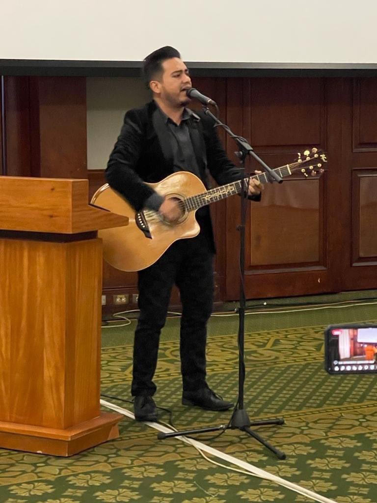 Este año ha sido para volver a reencontrarme con el público y el ministerio.
Compartir la música en una conferencia de matrimonios? Interesante …