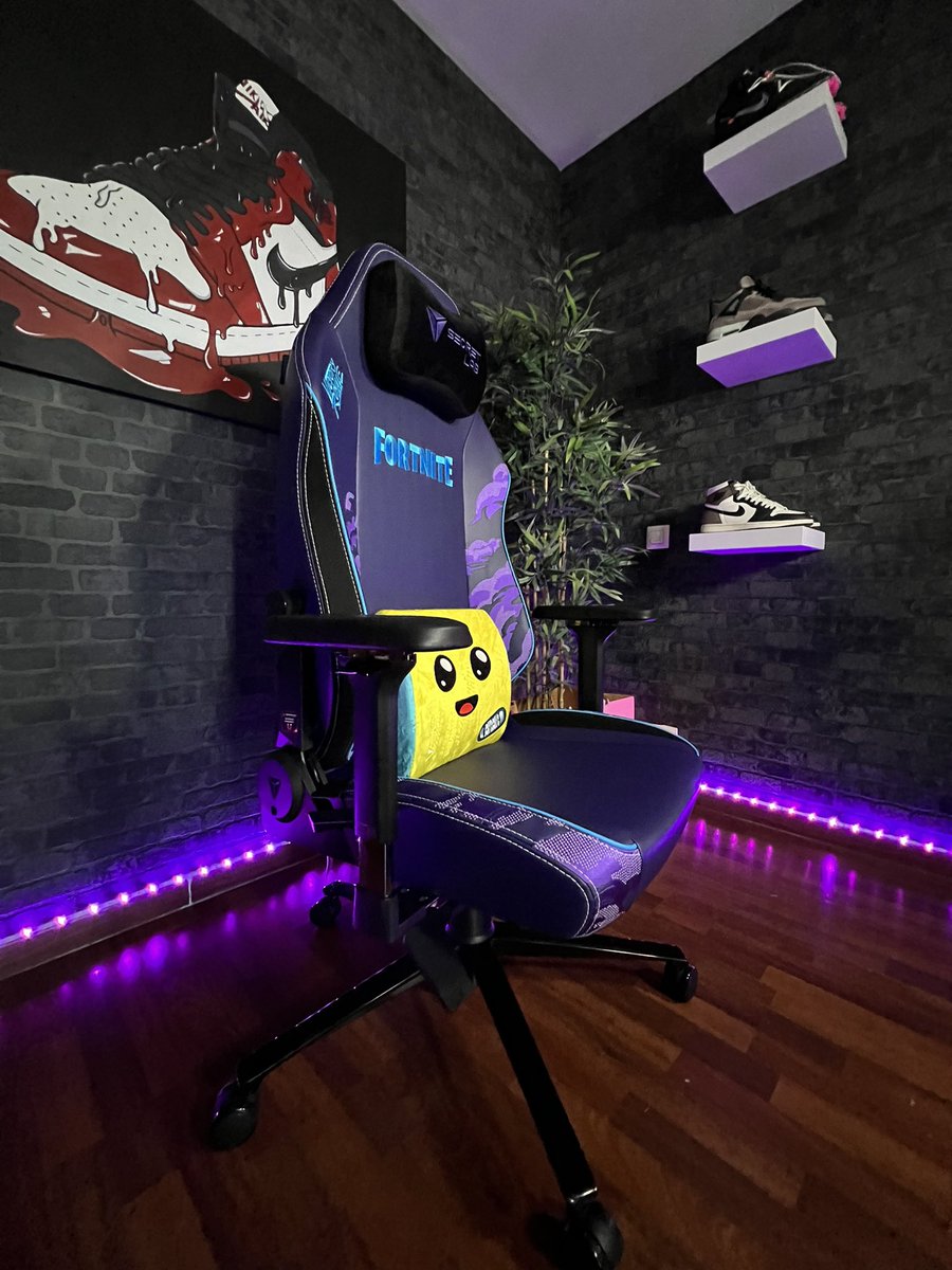 acheglz's tweet photo. Gracias @secretlabchairs por enviarme la nueva silla TITÁN Evo 2022 Fortnite Battle bus Edition y almohada lumbar Peely Edition. 
Me siento muy afortunado por ser uno de los primeros en tener en mis manos la colección Fortnite🪂🪂🪂

https://t.co/GqwBC6gC5T https://t.co/q2OEzwe1PR