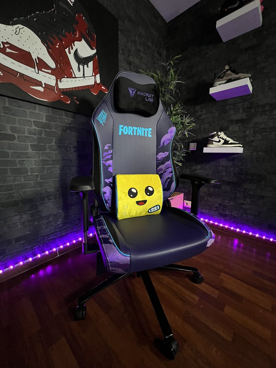 acheglz's tweet photo. Gracias @secretlabchairs por enviarme la nueva silla TITÁN Evo 2022 Fortnite Battle bus Edition y almohada lumbar Peely Edition. 
Me siento muy afortunado por ser uno de los primeros en tener en mis manos la colección Fortnite🪂🪂🪂

https://t.co/GqwBC6gC5T https://t.co/q2OEzwe1PR