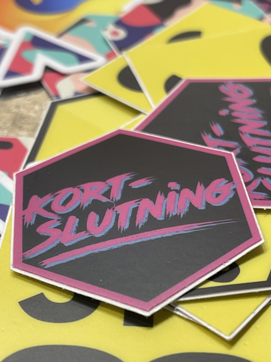 I dag er både @mikaelbrevik og <a href="/mollerse/">?- stian.</a> på <a href="/javazone/">JavaZone</a>. Finn oss for stickers. Husk også å gå innom presentasjonen til Stian klokken 14:20 på rom 5.