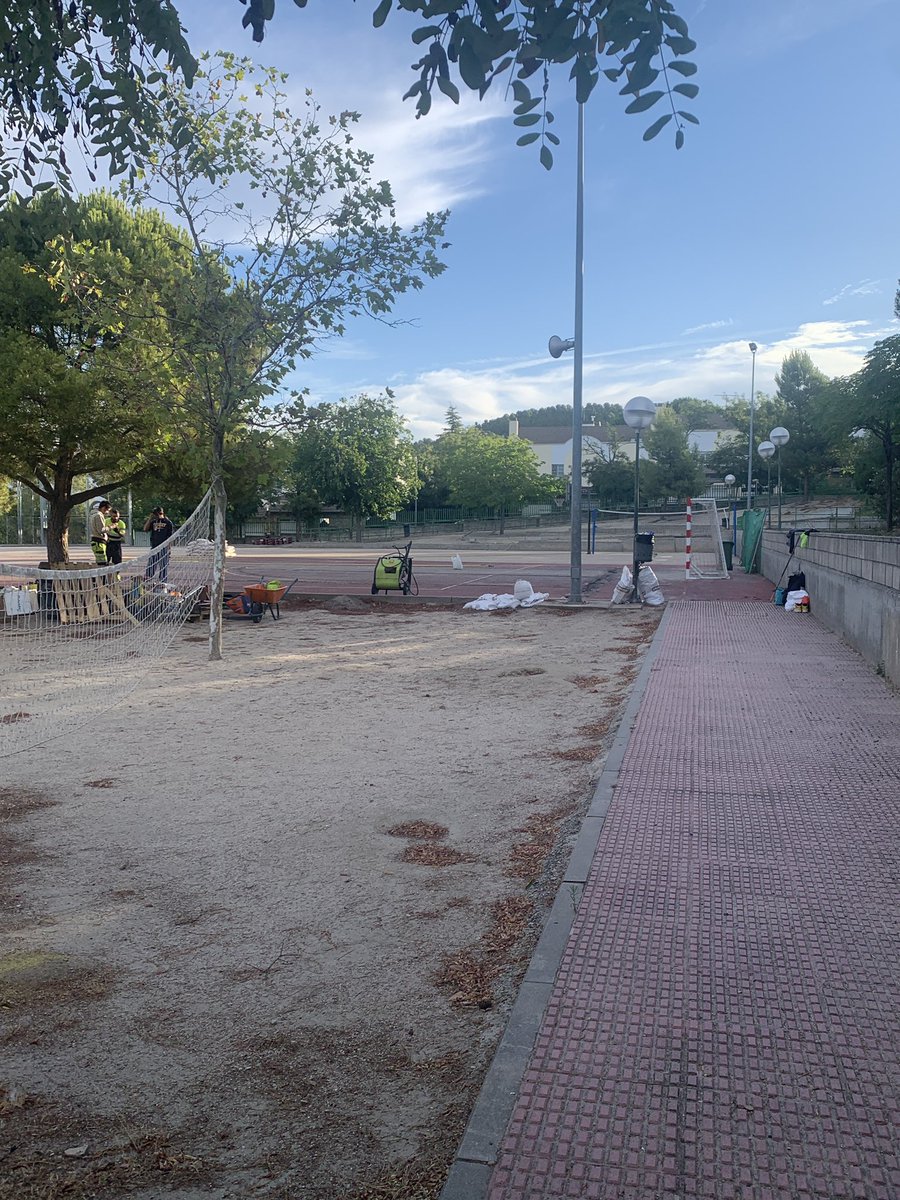 dianagfidalgo's tweet photo. @AidaCast @josalfaro Que pena @AidaCast @josalfaro que algun@s lo hagan sin sus espacios adecentados porque después de todo el verano, la obras acaban de comenzar. Ahora no hay grupos burbuja pero tampoco espacio donde compartir https://t.co/xB2CzcO9s9