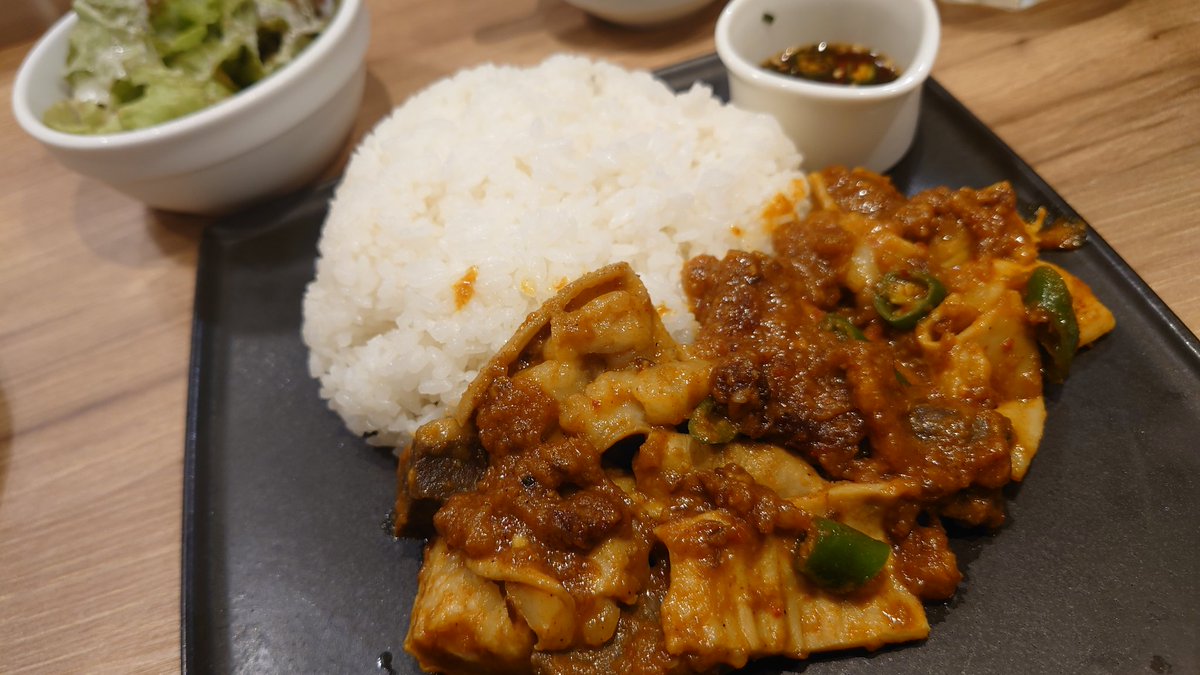 ryoutadb's tweet photo. 神保町のMONMOMの牛ホルモンカレーご飯大盛りです。鉄板焼き屋なので大盛りでもそれほど多くありませんが、他のメニューも美味しそうなのでそっちも食べれると言うことです。結構辛いけどホルモン🐴なので再訪したいです。
#カレー好き 
#MONMOM
#牛ホルモンカレー 
#神保町 https://t.co/hhy88VzayJ
