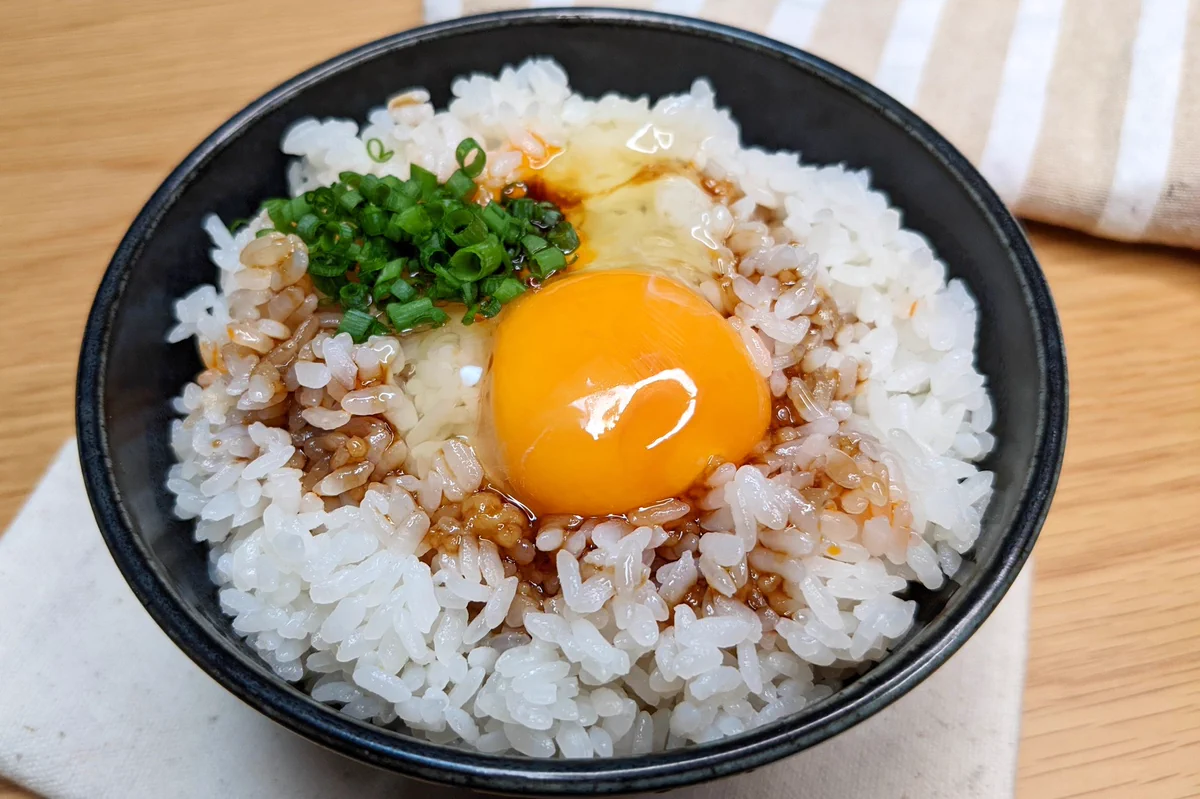 中華風に大変身！旨味たっぷり「オイスターラー油卵かけご飯」。
