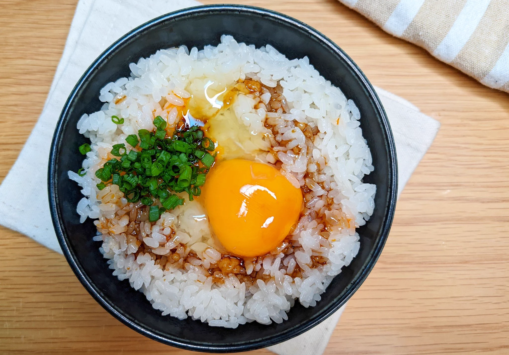 中華風に大変身！旨味たっぷり「オイスターラー油卵かけご飯」。