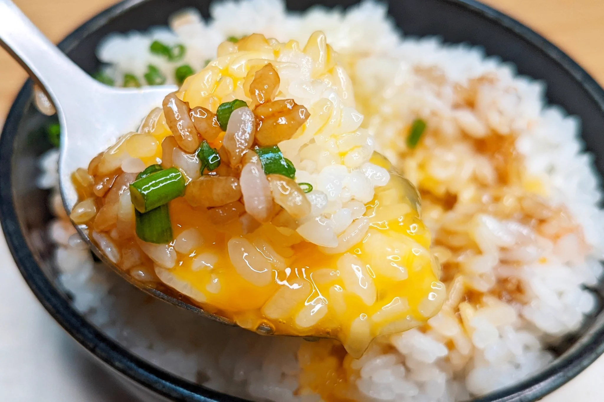 中華風に大変身！旨味たっぷり「オイスターラー油卵かけご飯」。