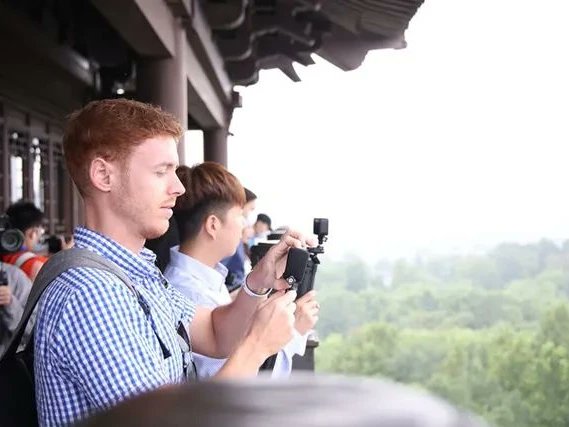 Jinan_ICC's tweet image. #JinanStyle #JinanChina
International #videobloggers visit the spring city of Jinan, admire the beauty of Daming Lake, and taste the spring water-made tea in the small courtyard.