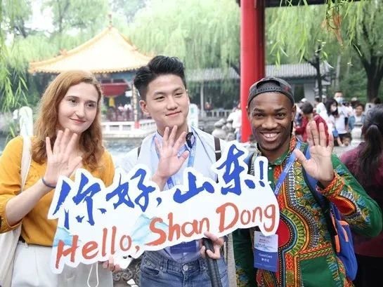 Jinan_ICC's tweet image. #JinanStyle #JinanChina
International #videobloggers visit the spring city of Jinan, admire the beauty of Daming Lake, and taste the spring water-made tea in the small courtyard.