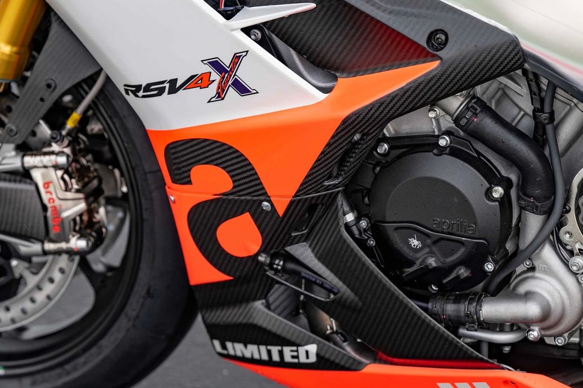 😍😍 When Aprilia Factory Race Department build a limited MotoGP derived RSV4 they only select the best parts: 

<a href="/JetprimeUK/">JetprimeUK</a> &amp; <a href="/SpiderRearsets/">SpiderRearsets</a> alongside MotoGP spec aerodynamics, [Ohlins] suspension, Brembo billet callipers, magnesium Marchesini wheels ✨

230BHP - 166kg 💥🔥