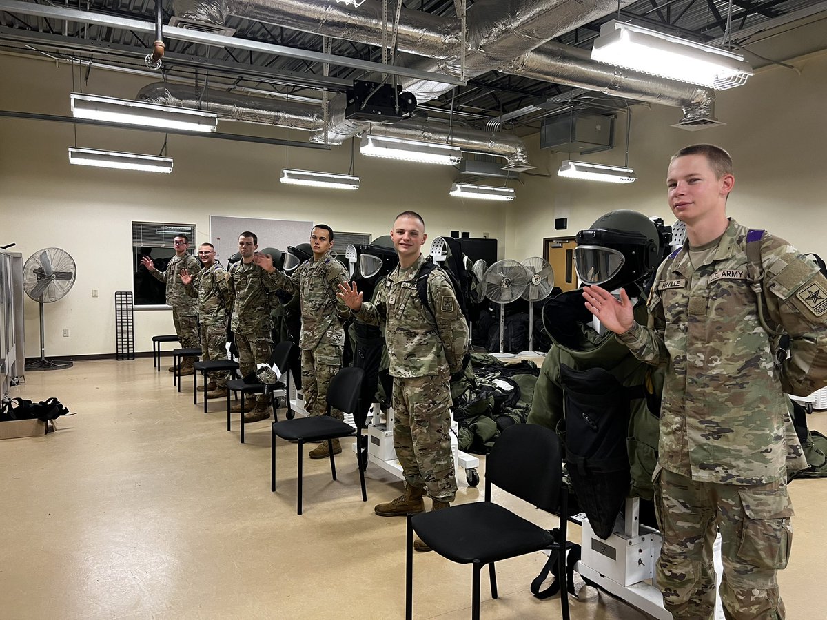 EchoCompany832's tweet photo. EOD (89D) Soldiers took their Bomb Suit Assessment this morning executing a plethora of tasks that will test their dexterity, physical and mental prowess.
#GoOrdnance
#PowerToSpare
#EchoLeadsTheWay
#EliminateTheThreat
@EODCSM @LTCRobinson_B @CSM_Grant @PomsNBombs https://t.co/B4UHeQXCKV