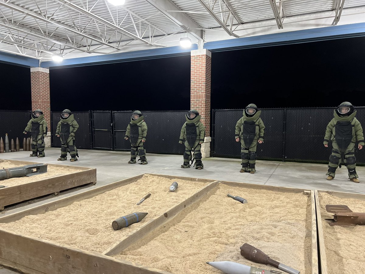 EchoCompany832's tweet photo. EOD (89D) Soldiers took their Bomb Suit Assessment this morning executing a plethora of tasks that will test their dexterity, physical and mental prowess.
#GoOrdnance
#PowerToSpare
#EchoLeadsTheWay
#EliminateTheThreat
@EODCSM @LTCRobinson_B @CSM_Grant @PomsNBombs https://t.co/B4UHeQXCKV