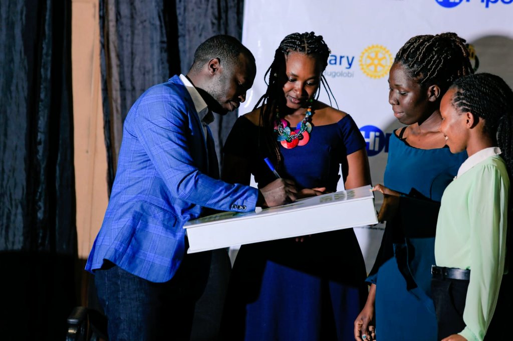 samuelkalungi1's tweet photo. The CEO HIPipo officiated the function of #Deadmanners Book ��� launch #HIPipo @hipipo @ubctvuganda #communityreals https://t.co/873rI7Id7Z