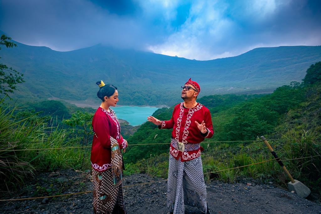 Enak banget ih lagu jawanya gak kaleng kaleng wkwk gara" dengerin di Tiktok temen pas kerja tadi eh malah jadi kelanjutan nih bikin hati adem uwasekkkkkk........ #MungKanggoKowe #AmbyarTogether