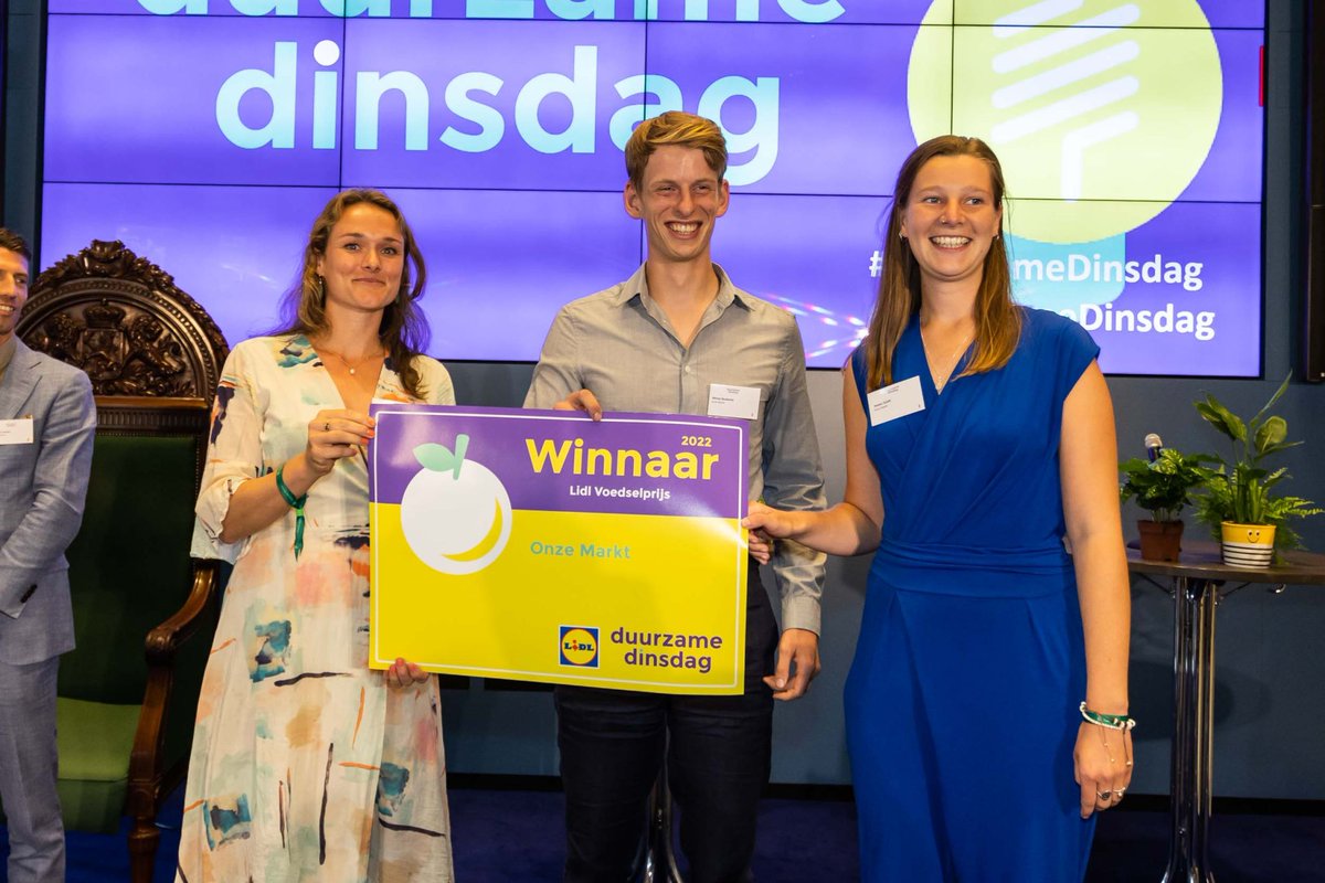 Gisteren was het Duurzame Dinsdag. Een bijzondere dag waar duurzame ideeën en initiatieven een podium krijgen in politiek Den Haag en hebben we de Lidl Voedselprijs 2022 uitgereikt aan ‘Onze Markt’. We feliciteren ‘Onze Markt’ voor hun inzet voor een eerlijker voedselsysteem.