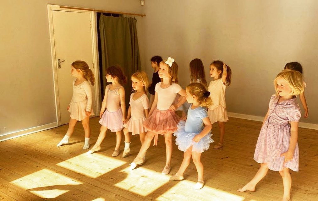 Last couple of spaces still available to book for Ballet Tots this term - hurry over to our website to secure a spot! Thur 345pm 2-4yrs, 415pm 4.5-6yrs, 445pm 6-8yrs &amp; Fri 11am 2-4yrs #ballettots #kensal #lovetodance #kidsloveballet #learntodance #ballerina #danceclasses #nw10