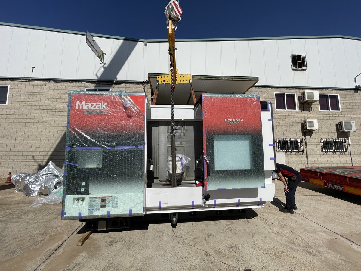 intermaher's tweet photo. 🚛Volvemos "a la carga" y de la mejor manera: descargando uno de nuestros modelos estrella en LAEF, empresa maña con una larga experiencia en el sector del #mecanizado
⭐️El modelo #INTEGREX i-250H S se caracteriza por su gran versatilidad, combinando torneado y fresado en 5 ejes. https://t.co/TQDD49ayXl