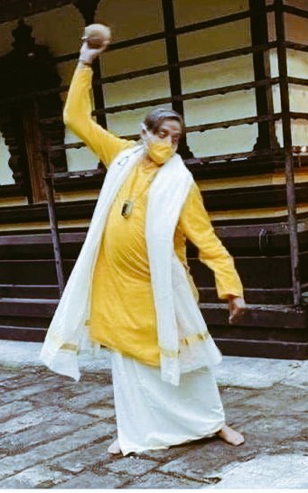 mangaldeva1's tweet photo. After elevating the humble coco nucifera to astonishing elevation the corpulent #potbellied #bellicose leader then smashed it to #smithereens over a pale white puppet to signify dominion over iniquitois forces.
 हिंदी में कहो तो थरूर ने नारियल फोड़ा https://t.co/O6q8Hlhoz4