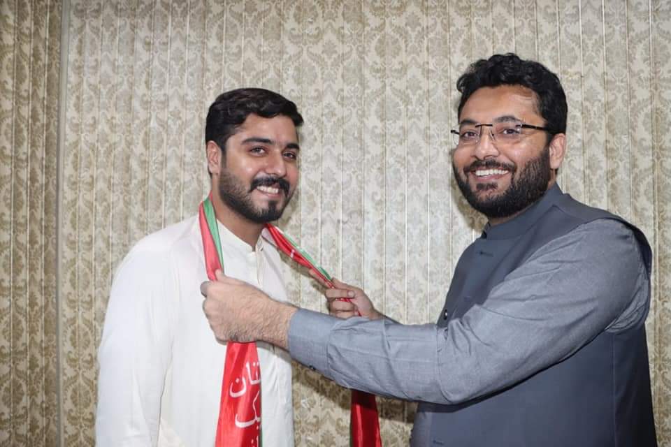 Usmanchuno1's tweet photo. #UC79
لیگی اراکین کی وکٹیں گرنے کا سلسلہ جاری۔
یونین کونسل نمبر 79 سے لیگی وائس چئیرمین ڈاکٹر ظہور احمد چوہدری، اپنے صاحبزادے وجیہہ ظہور چوہدری کے ہمراہ پاکستان تحریک انصاف میں شامل اور عمران خان کی قیادت پر بھرپور اعتماد کا اظہار
#ByElectionNA108 #NA108
#ہم_عمران_خان_ہیں https://t.co/9sFUYzPjjJ