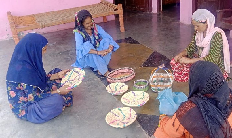 JK_NRLM's tweet photo. #Vocalforlocal
SHG members of Block Kalakote district Rajouri start Pine needle based crafts paving a way towards socio-economic transformation of marginalized women &amp; contributing towards environment by reducing forest fires.@OfficeOfLGJandK @indukanwal @DAY_NRLM @mandeep082 https://t.co/XJrICRumQ5