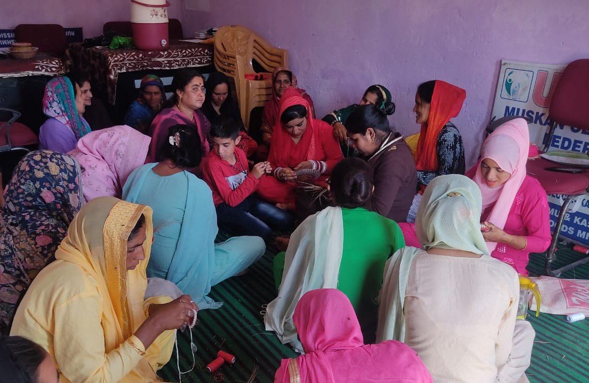 JK_NRLM's tweet photo. #Vocalforlocal
SHG members of Block Kalakote district Rajouri start Pine needle based crafts paving a way towards socio-economic transformation of marginalized women &amp; contributing towards environment by reducing forest fires.@OfficeOfLGJandK @indukanwal @DAY_NRLM @mandeep082 https://t.co/XJrICRumQ5