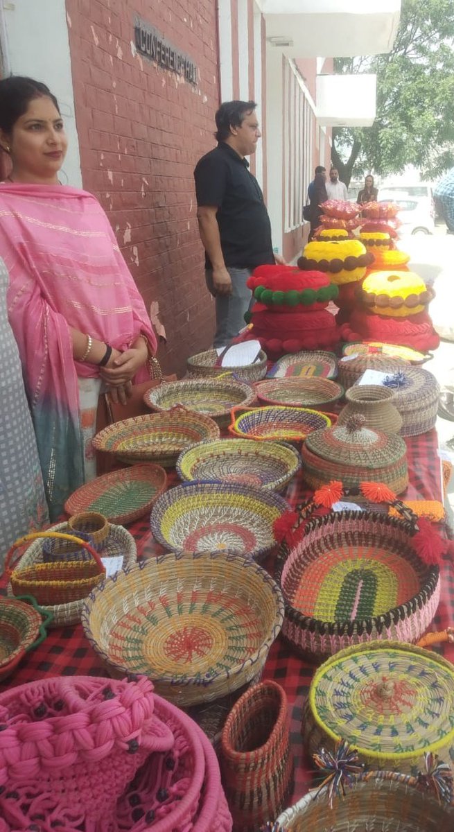 JK_NRLM's tweet photo. #Vocalforlocal
SHG members of Block Kalakote district Rajouri start Pine needle based crafts paving a way towards socio-economic transformation of marginalized women &amp; contributing towards environment by reducing forest fires.@OfficeOfLGJandK @indukanwal @DAY_NRLM @mandeep082 https://t.co/XJrICRumQ5