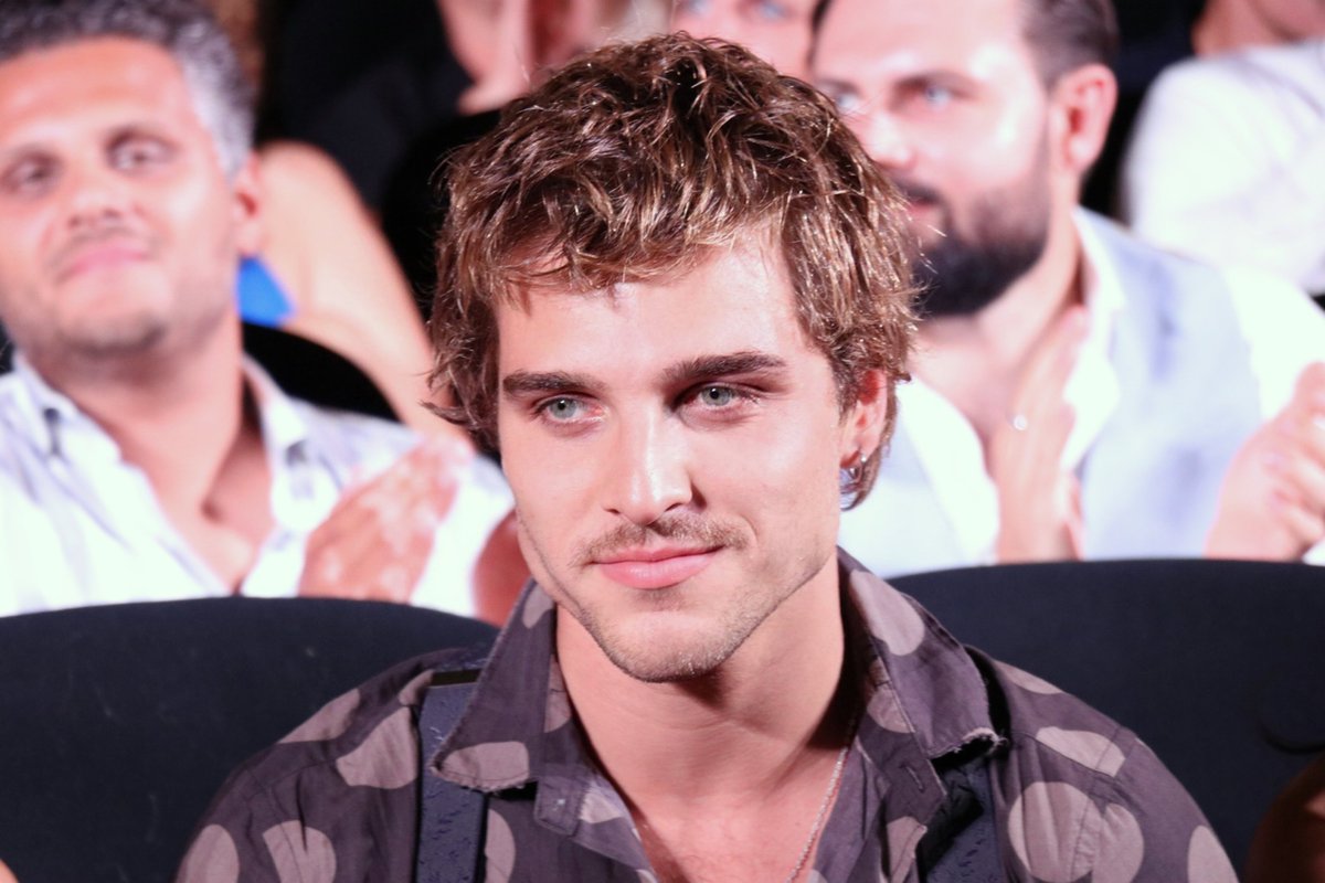 QueerLion's tweet photo. 16. Queer Lion Award | Photocall | 𝐀𝐔𝐒 𝐌𝐄𝐈𝐍𝐄𝐑 𝐇𝐀𝐔𝐓 (𝐒𝐤𝐢𝐧 𝐃𝐞𝐞𝐩) di Alex Schaad
#QueerLion #QL16 #Venezia79 #SIC37 #venicecriticsweek #settimanadellacritica #skindeep_movie #AlexSchaad #MalaEmde #JonasDassler #DimitrijSchaad #betacinema #LGBTQ #identity https://t.co/Hnprx55S4H