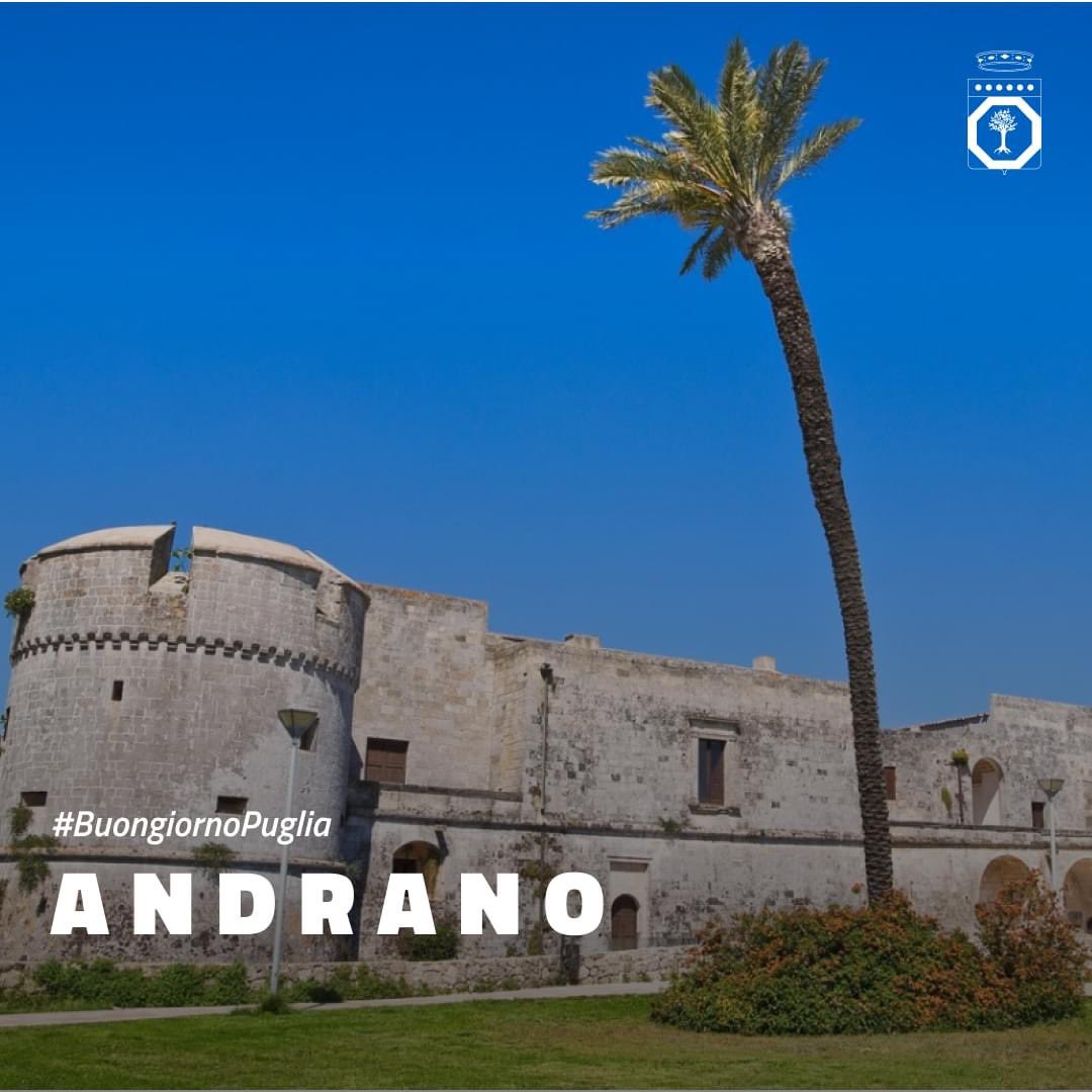 RegionePuglia's tweet photo. A metà strada tra Otranto e Santa Maria di Leuca, #Andrano si estende con la marina caratterizzata da scogliere e un mare color smeraldo.
Il suo fascino ruota intorno a piazza Castello che nelle mattine di sole affascina per la pietra leccese.
➡️ https://t.co/TxfM3WFFV7 https://t.co/fwD4bahFCf