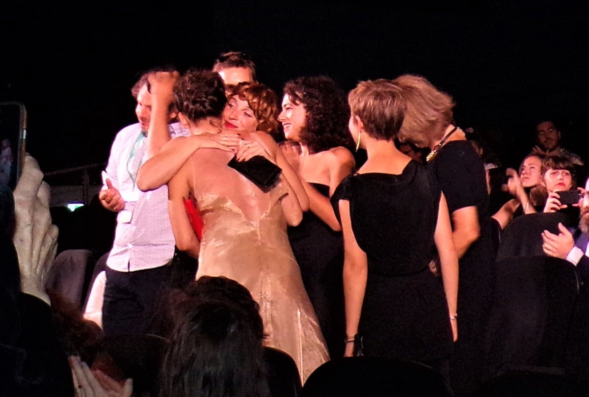QueerLion's tweet photo. 16. Queer Lion Award | Photocall | 𝐁𝐄̌𝐙̌𝐍𝐀́ 𝐒𝐄𝐋𝐇𝐀́𝐍𝐈́ (𝐎𝐫𝐝𝐢𝐧𝐚𝐫𝐲 𝐅𝐚𝐢𝐥𝐮𝐫𝐞𝐬) by Cristina Groșan
#QueerLion #QL16 #Venezia79 #GiornateDegliAutori #Giornate2022 #BĚŽNÁSELHÁNÍ #OrdinaryFailures #CristinaGrosan #queer #LGBTQ https://t.co/YUrS2iROud