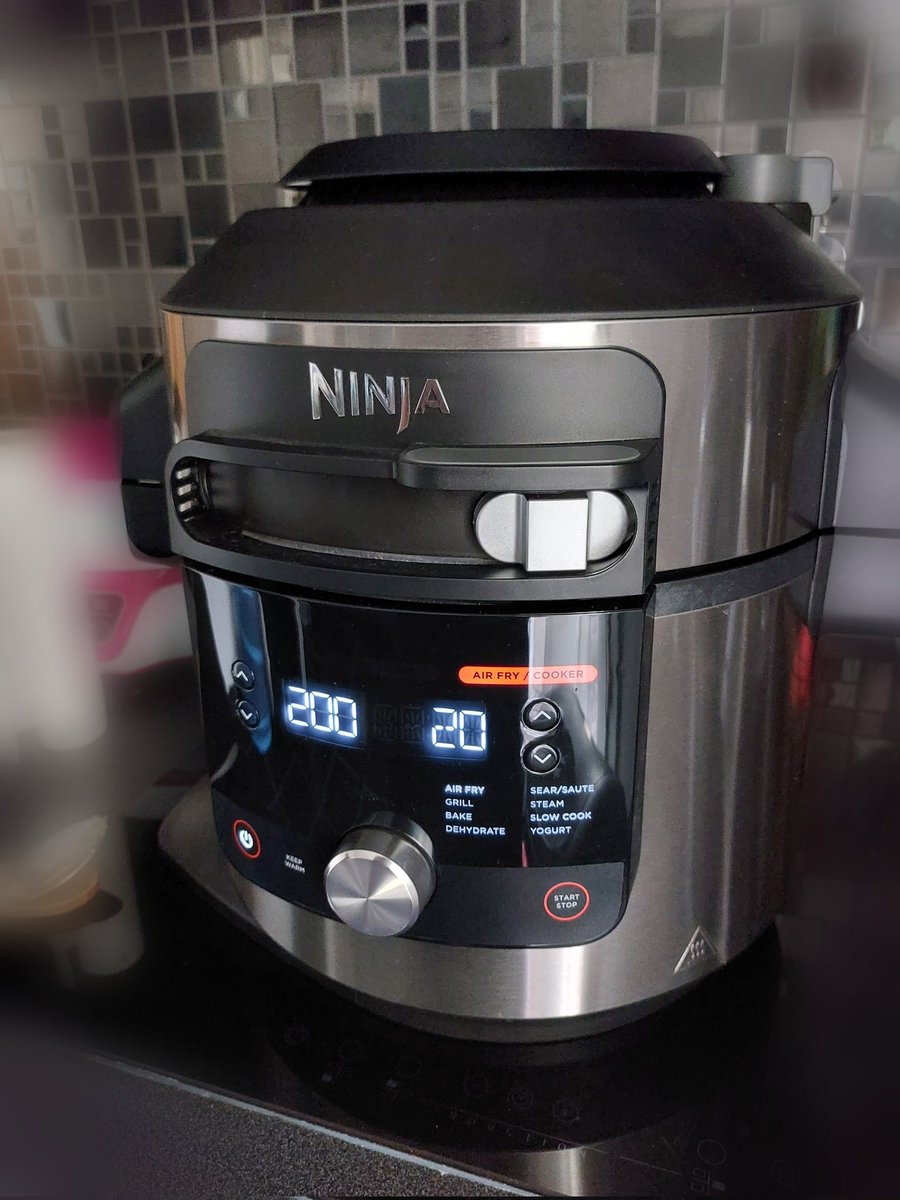VanyVenander's tweet photo. 20 minutes! ⏳️
En 20 minutes un repas de prêt parce qu'on peut y cuire poulet, légumes et féculents en même temps 😊 

#Ninja #ninjakitchenfr #ninjakitchenfrance #multicuiseur #ninjafoodie #vousenferezplus

@ninjakitchenfr @Demooz_Fr https://t.co/3mVnOWdnsT