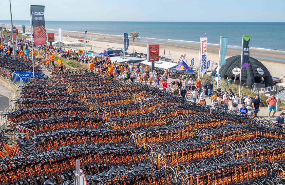 GlmMrt's tweet photo. 300 000 visiteurs pour le grand prix de Hollande. 

35% 🚲
35% 🚅
15% 🚌
15% autrement ⛵️ 

Parking 🚗 à plus de 7 km. Location de vélo, stationnement sécurisé et aménagements cyclables. 

On commence à s'occuper des JO2024 ou on attend que ça soit le bordel ? https://t.co/1yK5GYw7RW