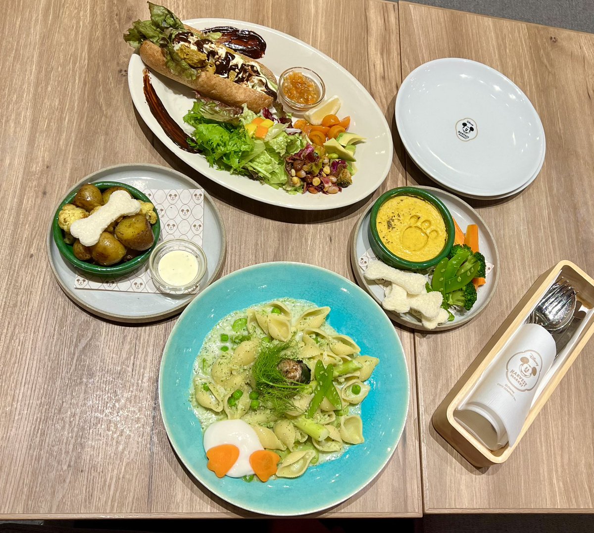 17py_lov's tweet photo. 🌻HARVEST MARKET🌻

2人で頼みすぎってくらい頼んだけど
どれも可愛くて優しいお味でペロリ✌️😋

お値段は可愛くなかったけど
料理+空間代だと思えば納得◎

店内の雰囲気もBGMも最高だし
お会計後のグッズ売り場は
誘惑だらけだった…🫠💕 https://t.co/NcsTb8Ovr5