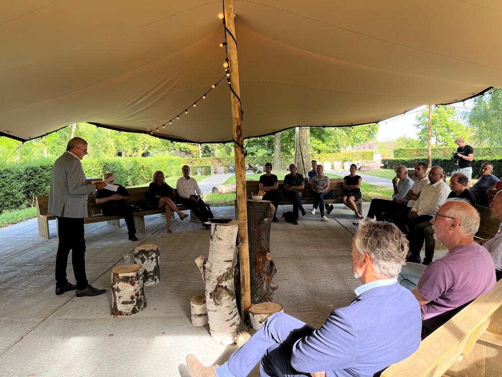 raaddordt's tweet photo. Gisteren brachten een aantal leden van #raaddordt een werkbezoek aan begraafplaats en crematorium #Essenhof. De aanwezigen kregen een rondleiding en maakten kennis met het verleden, heden en toekomst van de gemeentelijke begraafplaats en het crematorium in #Dordrecht. https://t.co/KgeIVV6D3m