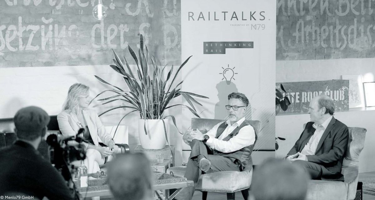 BerlinPartner's tweet photo. RAILTALKS.–das Talkshow rund um die Zukunft der Schiene geht in die nächste Runde: Live @InnoTrans am 21.09.2022 von 11-12 Uhr zum Thema RAILSCHOOL! Wie gestalten wir das „digitale Klassenzimmer“ für die nächste Generation von Bahnexpert:innen? Mehr Info👉 https://t.co/rwuTz23MU2 https://t.co/IXW9bCzdWg