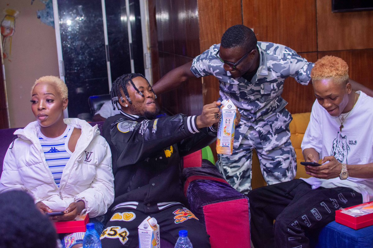 Iamfashypizzle's tweet photo. Always winning🥇👑 #Badjeli🐼 #skriiiboomboom💥💥💥 #award #headies #winning #winner #artist #worldwide @DONJAZZY  #INDvsSL #BORNPINK #SHUTDOWN #Machala https://t.co/kJ7bVnYRyj