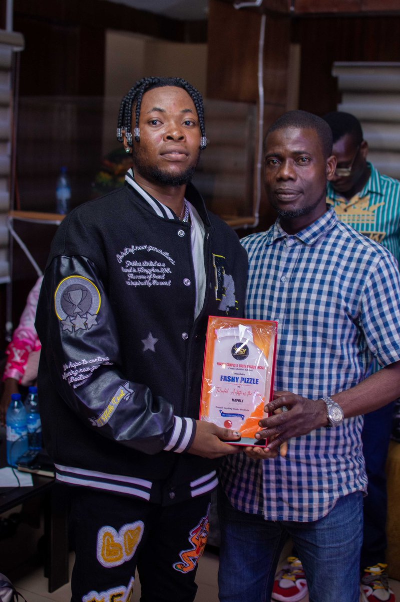 Iamfashypizzle's tweet photo. Always winning🥇👑 #Badjeli🐼 #skriiiboomboom💥💥💥 #award #headies #winning #winner #artist #worldwide @DONJAZZY  #INDvsSL #BORNPINK #SHUTDOWN #Machala https://t.co/kJ7bVnYRyj