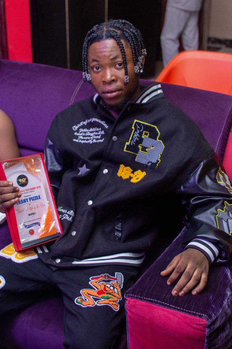 Iamfashypizzle's tweet photo. Always winning🥇👑 #Badjeli🐼 #skriiiboomboom💥💥💥 #award #headies #winning #winner #artist #worldwide @DONJAZZY  #INDvsSL #BORNPINK #SHUTDOWN #Machala https://t.co/kJ7bVnYRyj
