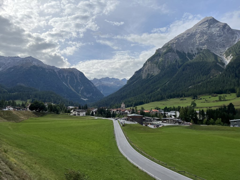 AndreasAtETH's tweet image. More impressions from @rhaetischebahn on my way to #SpinQubit5 @nccrSpin in #Pontresina .