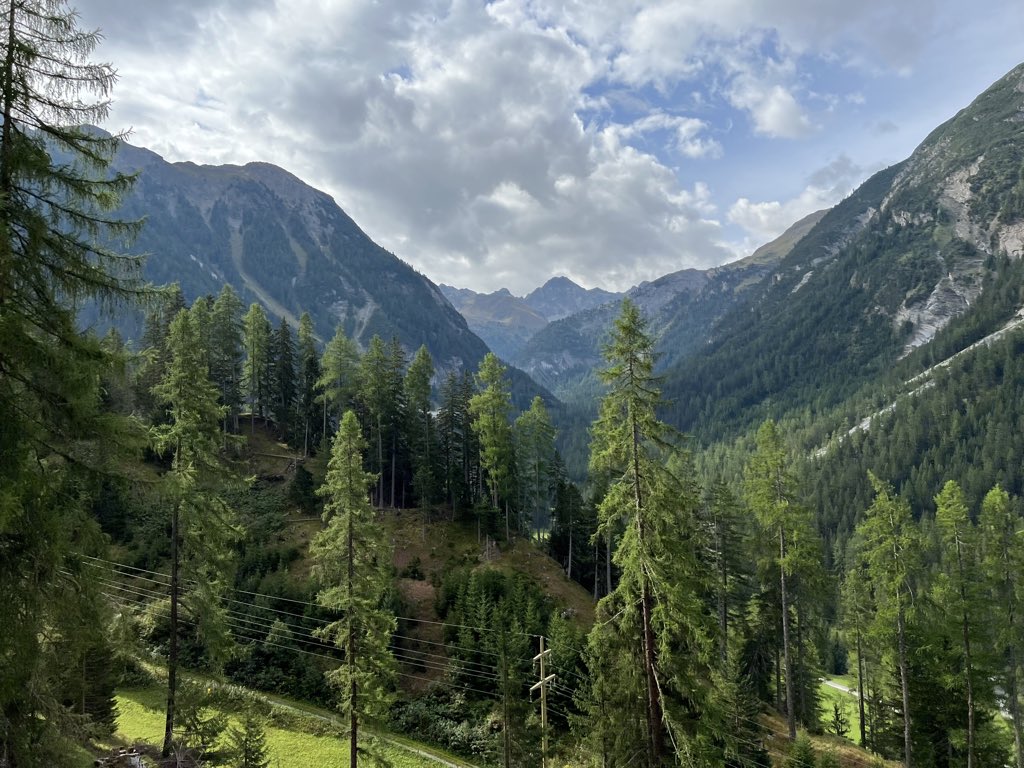 AndreasAtETH's tweet image. More impressions from @rhaetischebahn on my way to #SpinQubit5 @nccrSpin in #Pontresina .