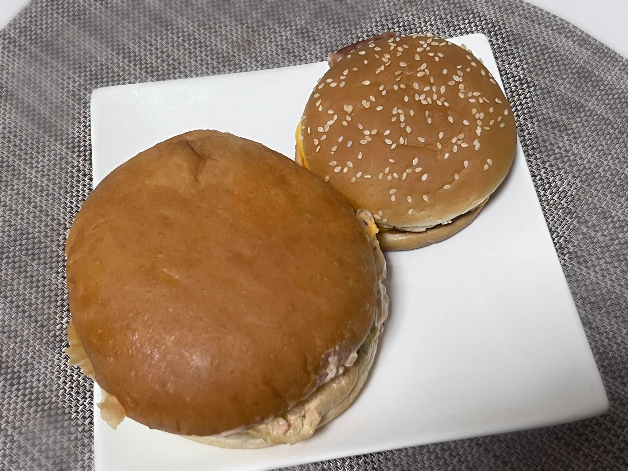 言わなくてもわかる？マクドナルドととコメダ珈琲店のハンバーガー！