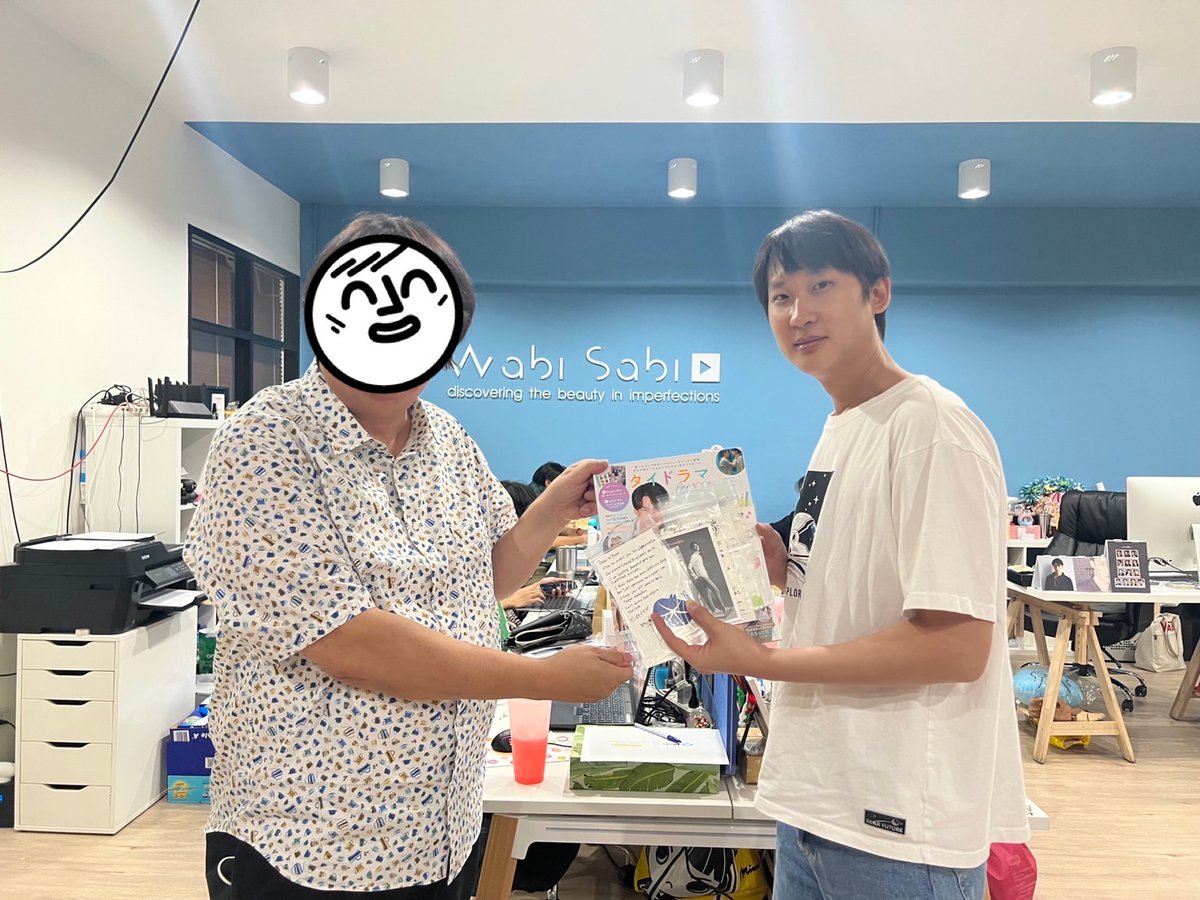 thaidrama_fan's tweet photo. #大阪ミニタイフェスティバル の #お手紙プロジェクト のご報告です☺️✨お預かりしたお手紙をStudio Wabi Sabi様 @wabisabiTH にお届け！社長自らお受け取りくださったとのこと。ขอบคุณมากค่ะ🙏
※お渡しは、大阪フェスで共同スペースだったAlterUni様にご協力いただきました。
#studiowabisabi https://t.co/Qk4FGG2E7B