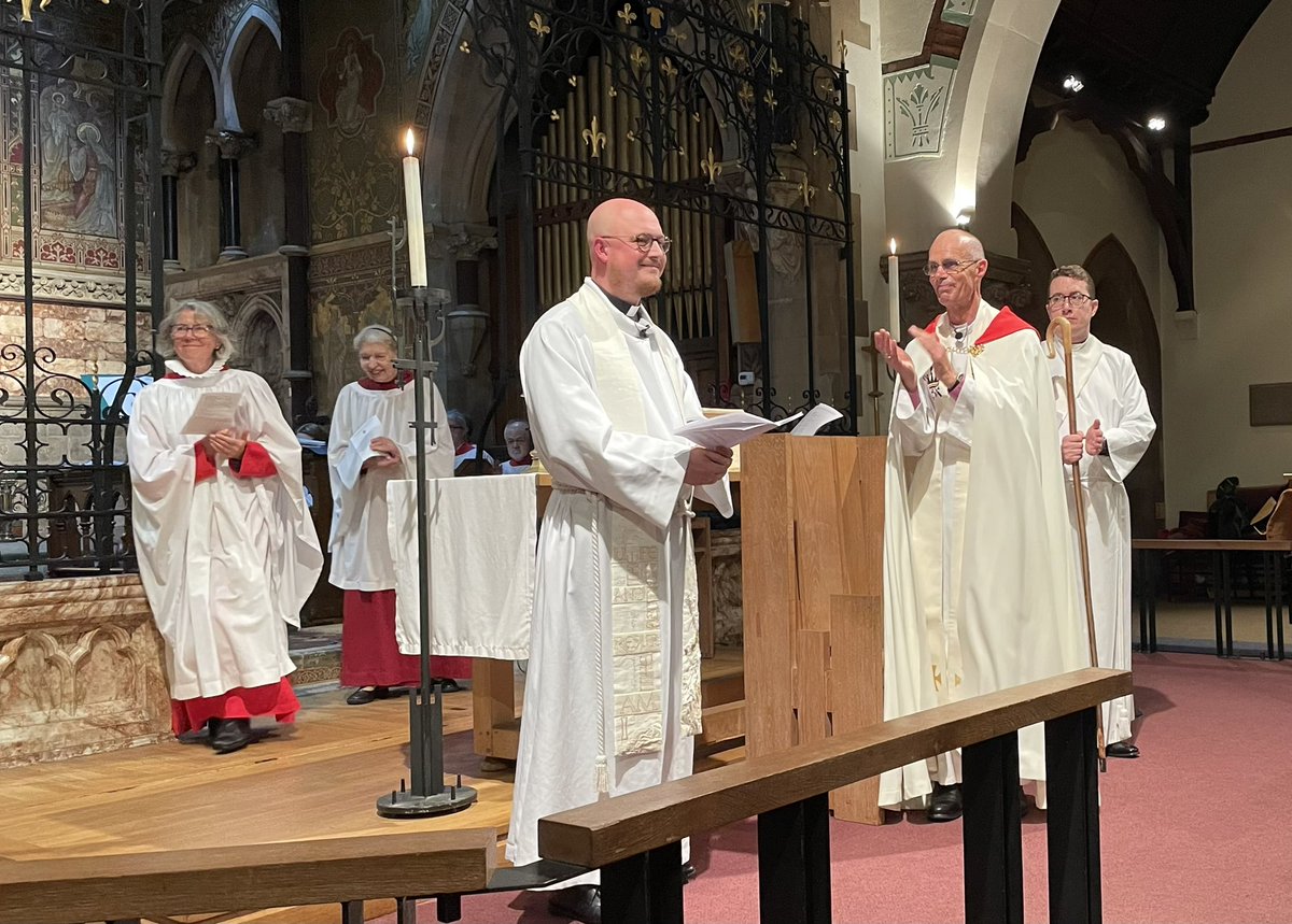 johnkiddle's tweet photo. Last night, a very happy licensing at Christ Church East Sheen saw the beginning of Jonathan Haynes @SheenJesusSheen ministry as Team Vicar.
A celebration of ministry shaped by grace and resurrection and rooted in the call of Christ to love and walk together. @SouthwarkCofE https://t.co/AbpIsbODBQ