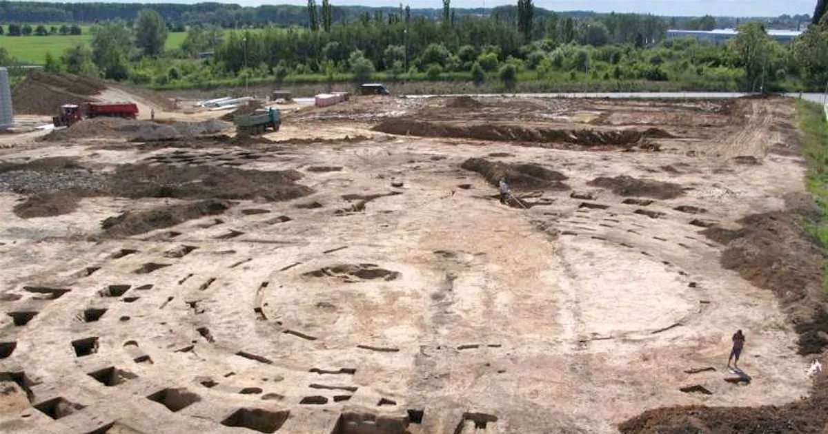 archaeologyEAA's tweet photo. Neolithic roundel structure, c.4,900 - 4,600 BCE, is being excavated in Vinoř, Prague, Czech Republic. The roundel measuring 55 metres in diameter, has an unusual floor plan with three separate entrances. https://t.co/TfEuLt0XhC https://t.co/xH9VVb1YqM