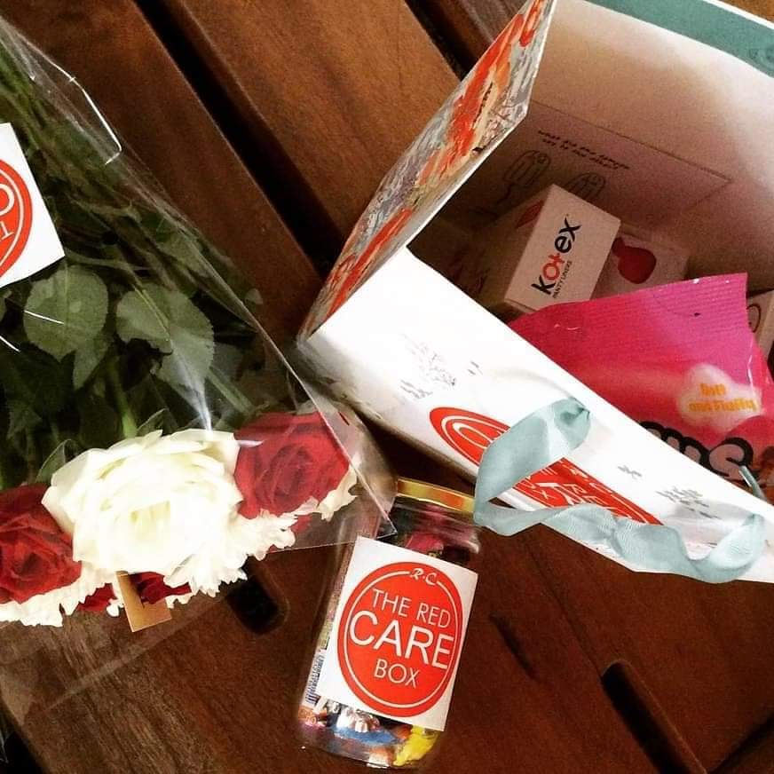The_RedCareBox's tweet photo. Treat someone close to you (girlfriend ,sister BFF, mum ) with our care packages 🎁❤️ to make Aunty Flo suck a little less.😉🎀 

#TheRedcareBox
#OnTheFlowEssentials 
#SpreadingLoveOnePacakgeAtATime🎁 https://t.co/g9hywCxA2q