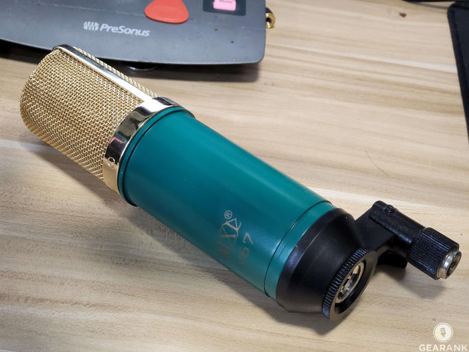 Audio engineer Raphael Pulgar reviews the MXL V67G condenser mic that he uses in his studio:
gearank.com/gear/mxl-v67g-…

<a href="/MXLmics/">MXL Mics</a> #MXL #V67G #MXLV67G #CondenserMic #StudioMic