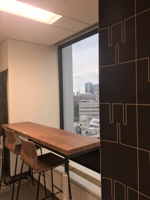 WSjpn's tweet photo. 今春の弊社ロゴリニューアルをきっかけに、#オフィス 内のデザインも変わりました✨
ちなみに窓からは ＃東京タワー だけでなく #スカイツリー も見えます☺️
＃PR会社 #ウェーバーシャンドウィックジャパン https://t.co/xcVevVUgEp