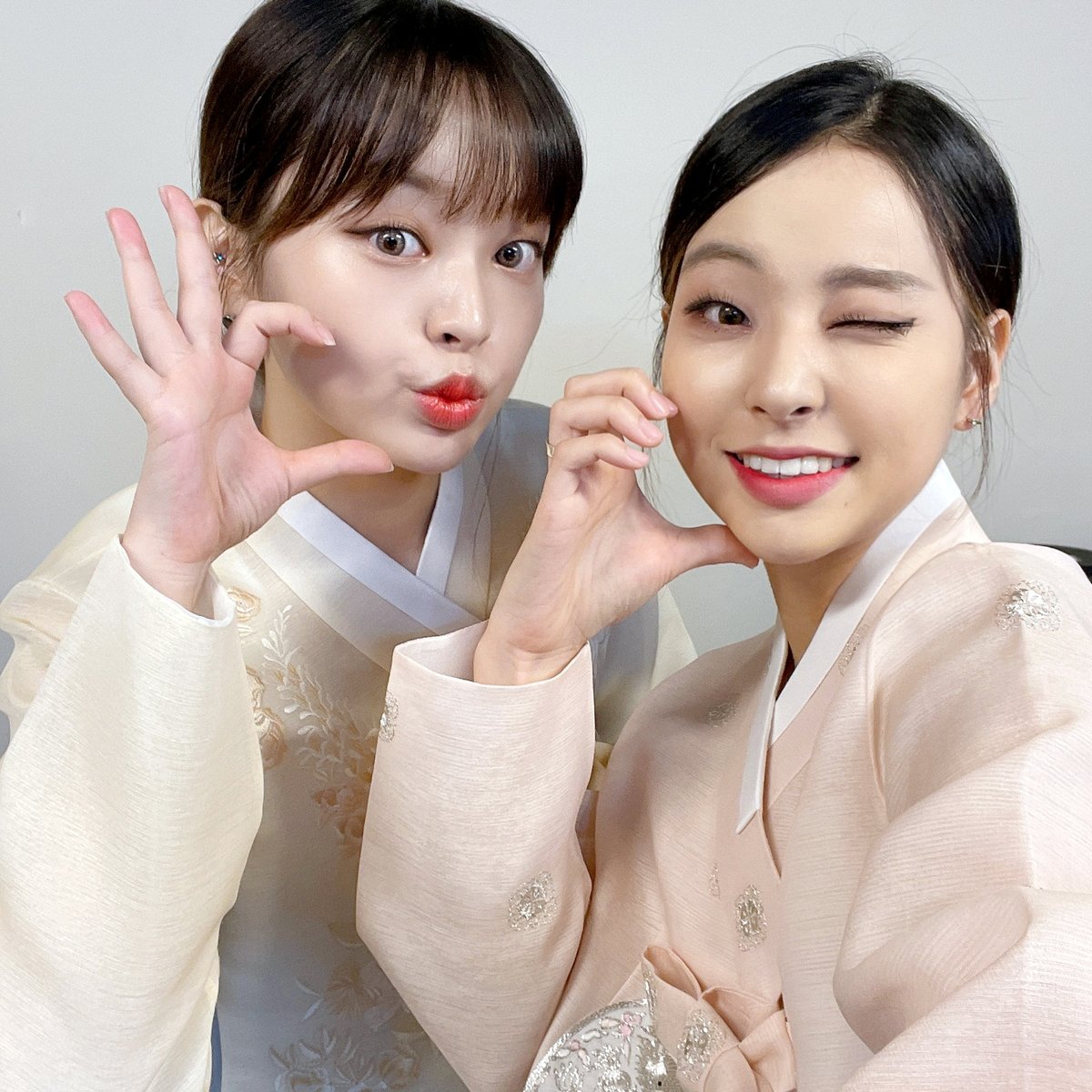 ggafamily_offcl's tweet photo. 모두들 즐거운 한가위 보내고 계신가요?🥰 이서, 유우리와 함께 행복하고 안전한 한가위 되시길 바랄게요💕

#GGA #가우글로벌에이전시 #이서 #유우리 #ESEO #YUURI #추석 #ThanksgivingDay https://t.co/KNLcd1ohu5