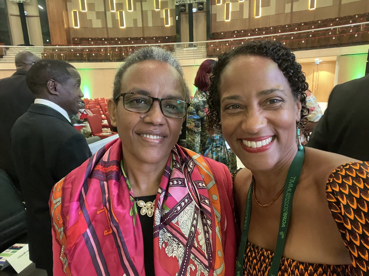 irisphotos's tweet photo. Surrounded by incredibly inspiring First Ladies at The AGRF summit who are dedicated to nutrition on the continent! @AGRAAlliance @TheAGRF @FirstLadyRwanda @HMDessalegn 
 #AGRF2022 https://t.co/nlI0Ll4aKV
