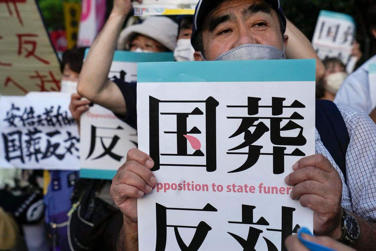 LaCroix's tweet photo. Un personnage clivant, « sexiste », « nationaliste », lié à la secte Moon... Les funérailles nationales en hommage à l’ancien premier ministre Shinzo Abe sont loin de faire l’unanimité au Japon. 🇯🇵 

#Japon #ShinzoAbe #Moon

https://t.co/xeXdr9ExrB https://t.co/KWevA7a2oA