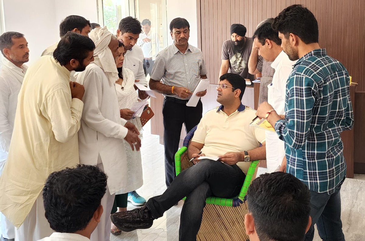 Dchautala's tweet photo. दिल्ली निवास पर कार्यकर्ता साथियों की समस्याओं की सुनवाई कर उनका हल करने का प्रयास किया ... https://t.co/KyjW76NKtE