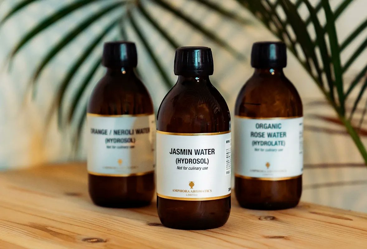 aromacure's tweet photo. ローズ、ジャスミン、ネロリの��香蒸留水（化粧水）が入りました✿　人気はオーガニックローズ。（ジャスミンのツンとする強い香りは苦手な人も。）ハーブウォーターなので薬草っぽい香りに効き目がありそうです。https://t.co/PaWHOxcrR1 https://t.co/qVB08JpjlD