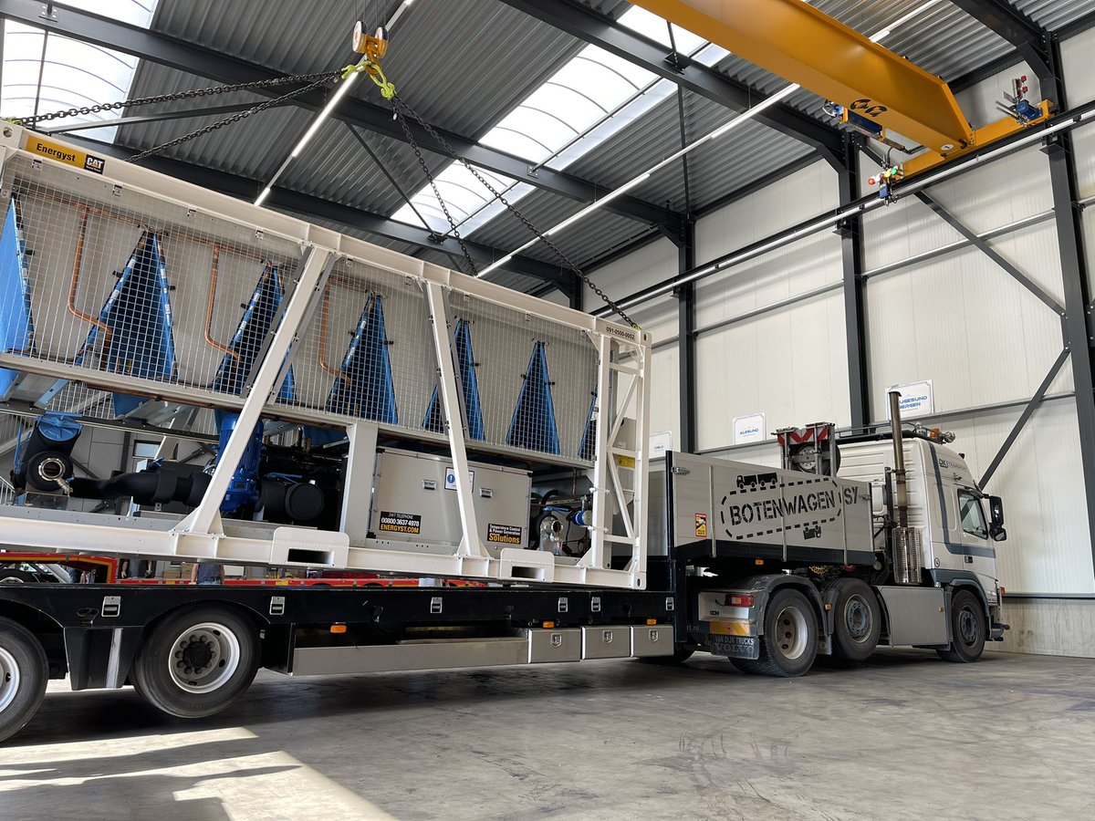 Botenwagen's tweet photo. Net een echt bedrijf. Even zelfs met een terreintrekker 😀 #transport #volvotrucks #volvofm #volvofh #boogie #roeien #boottransport https://t.co/1l1EFYYVTM